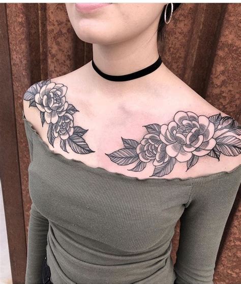 tatoo para mujer en el pecho|Tatuajes mujer pecho